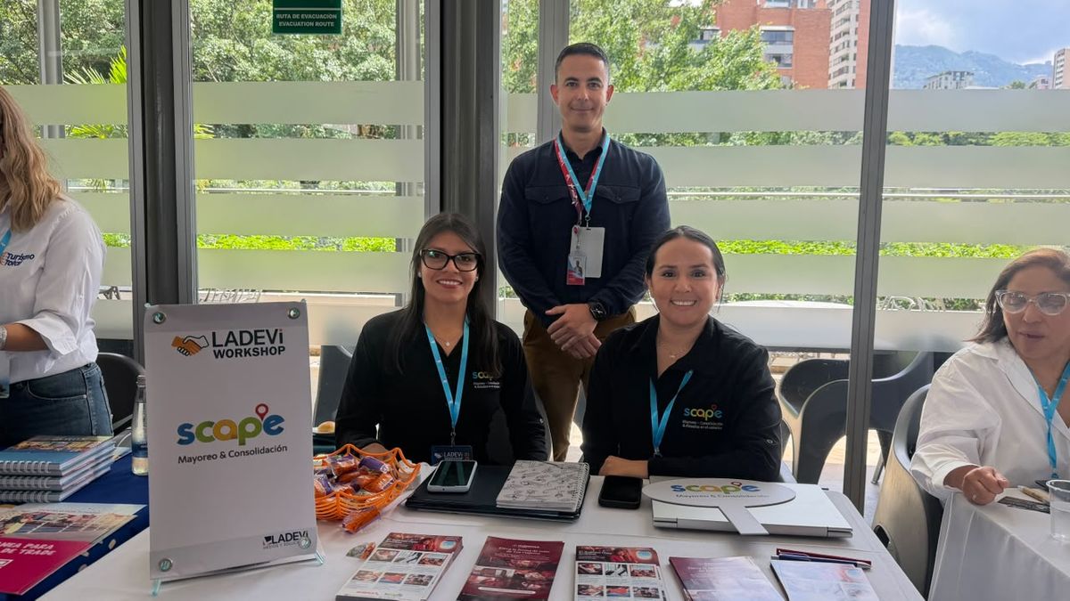 Jennifer García, Esmeralda Reyes y Camilo Ortiz, de Scape Mayorista, durante el Ladevi Workshop Colombia 2026-2.
