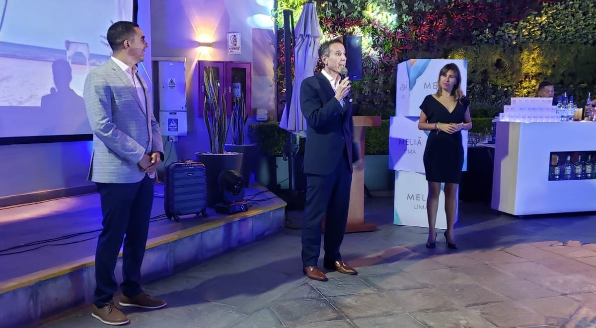 Waldin Duran, director comercial; Latin Naimi, gerente general y Mitzi Torres, directora de ventas de turoperación Latinoamérica agradeciendo a sus invitados por venir al evento de Meliá.