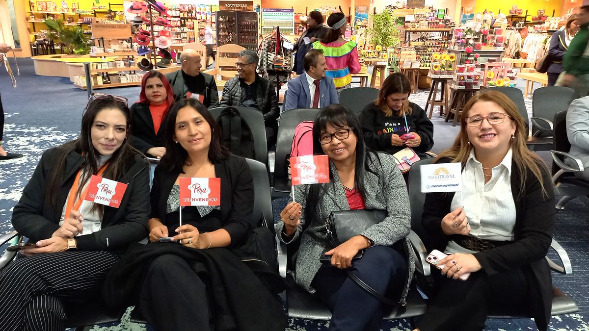 Representantes de agencias de viajes de Quito en el vuelo inaugural de Aeroregional Quito-Lima.