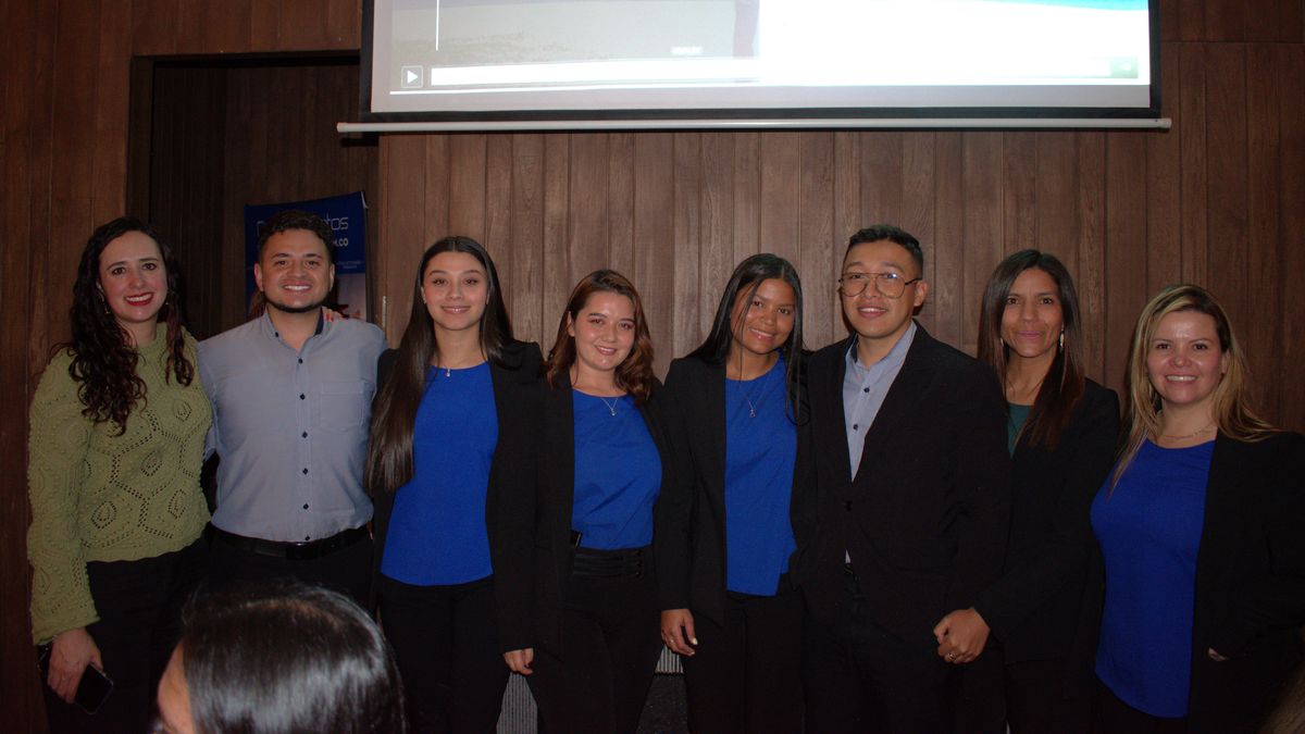 Equipo de Cielos Abiertos durante su cena de fin de año. 