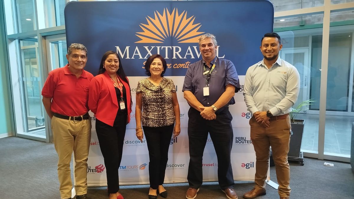 Claudia De Vinatea junto a algunas mayoristas representantes de Maxitravel en Per&uacute;.