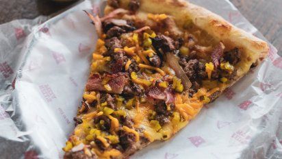 Hell´s Pizza transportar a sus clientes Nueva York con sus pizzas “por slice” de estilo americano.