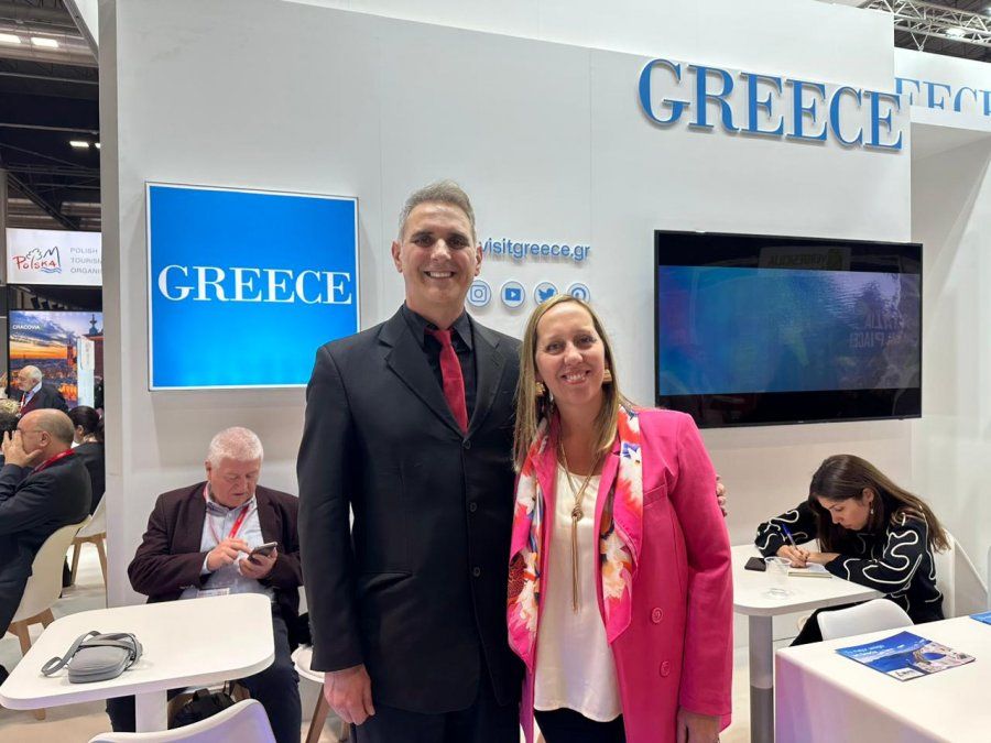 Miguel Bahon (gerente de Ventas de Hellenic Travel Network) y Yanina Nuñez (directora general de Soul Reps) presentes en Fitur.