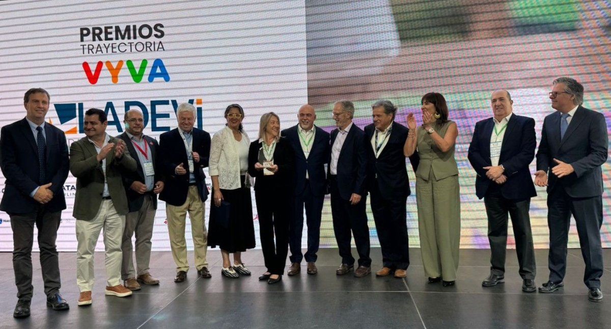 Los presidentes de todos los gremios turísticos junto al Ministro de Economía de Chile, la Subsecretaria de Turismo y el Director de Sernatur durante la entrega a Ladevi del Reconocimiento a la Trayectoria VyVA 2025.