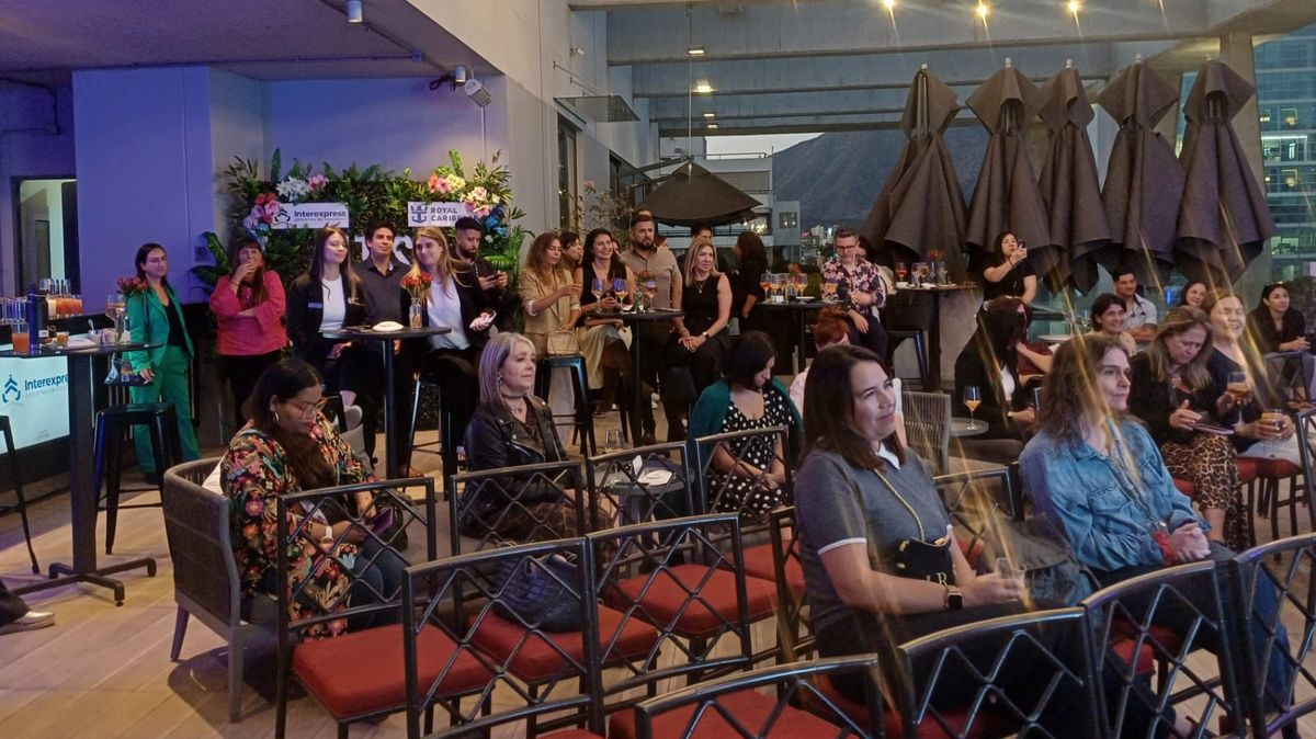 Agentes de viajes presentes durante la presentación de temporada de Royal Caribbean.