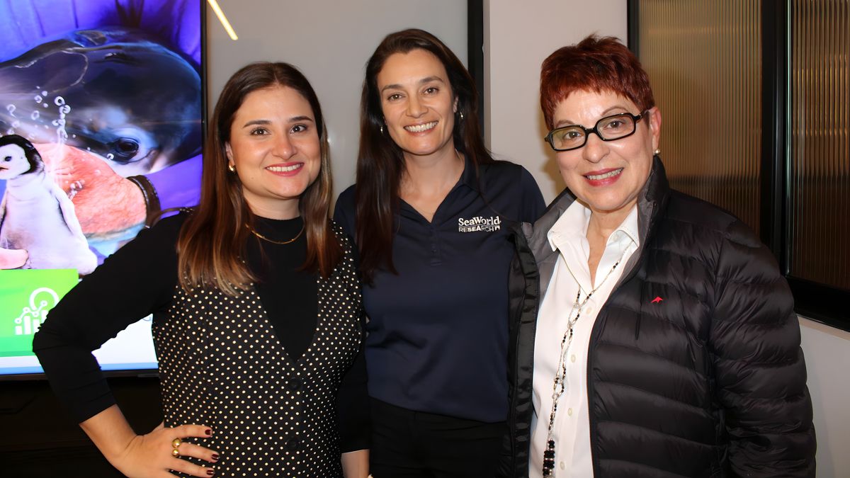 Juliana Bordin, Public Relations Manager para Latinoamérica; Giselle Montano, veterinaria y fisióloga reproductiva; y Diana Sosa, representante de Ventas para América Latina de United Parks & Resorts.