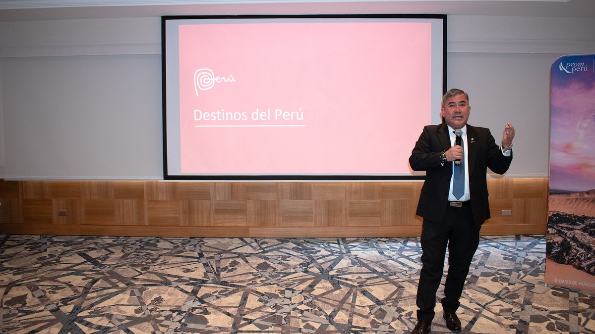 Gustavo García, consejero económico comercial de PromPerú Ecuador, durante la capacitación que brindó en Quito en el Ladevi Workshop.