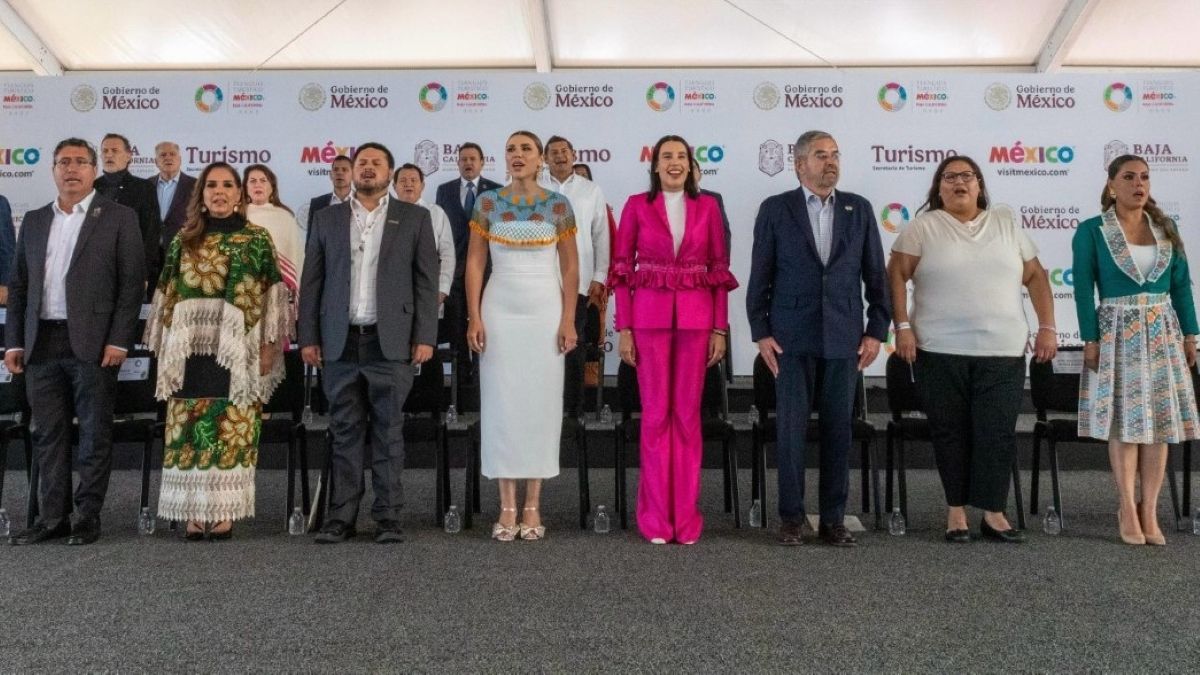 Autoridades federales y estatales durante la inauguración del 49° Tianguis Turístico en Tijuana, Baja California. 