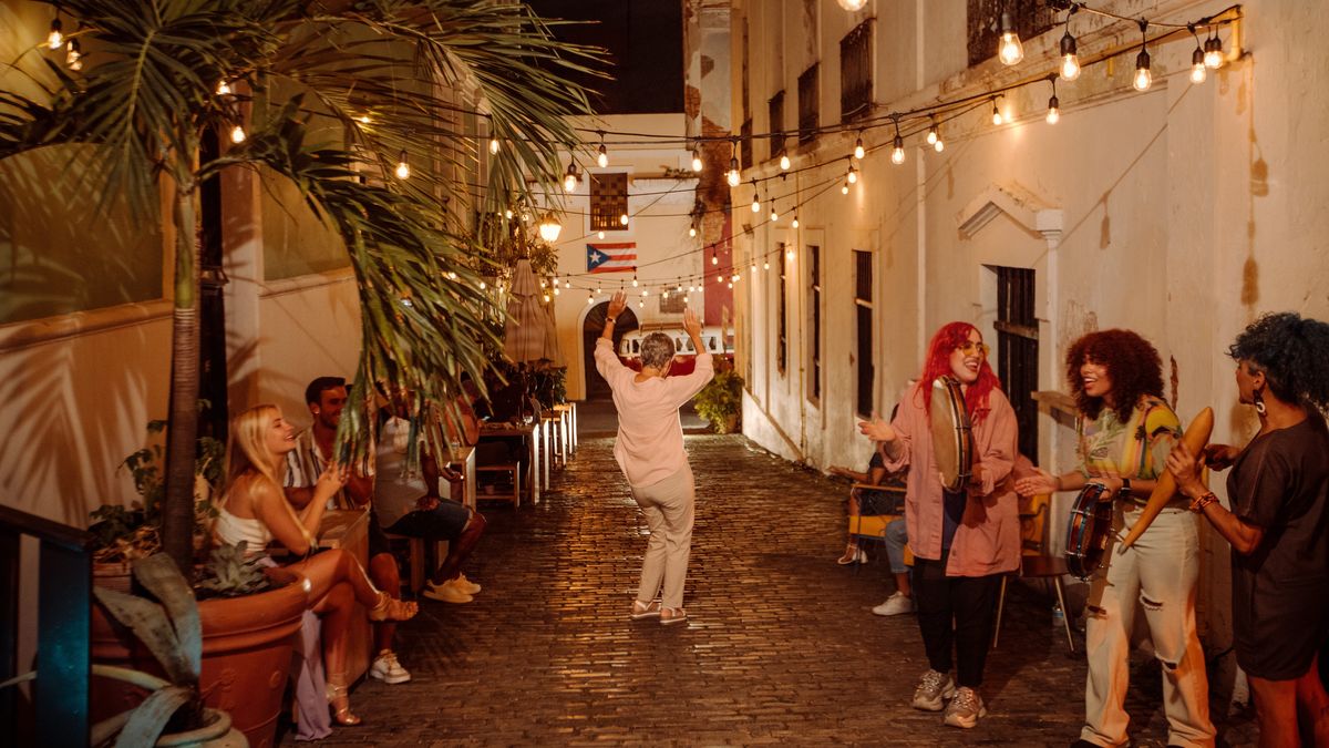 Puerto Rico: la ciudad de San Juan ostenta el título de “Capital de la Salsa”, con sus calles que han visto nacer y crecer a leyendas como Tito Puente, El Gran Combo, la Sonora Ponceña o Marc Anthony.