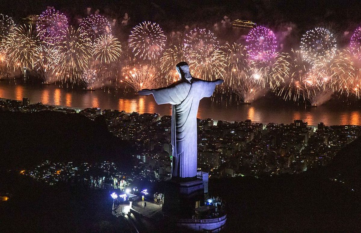Recibir el Año Nuevo en la playa de Copacabana en Rio de Janeiro es una verdadera fiesta.