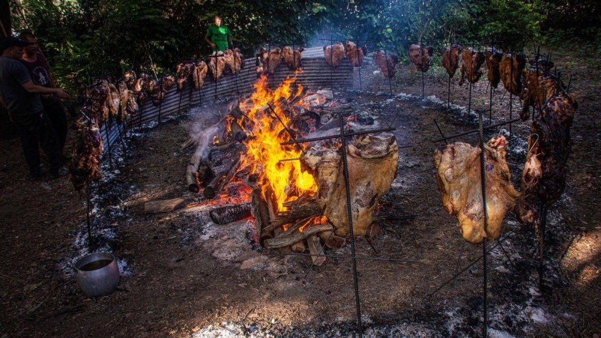 Escapadas de verano: La Noche de los Almacenes se extiende en los patios y al compás de la música, aparecen las empanadas cortadas a cuchillo y se enciende la fogata del asador con pinchos. Escapadas de verano: La Noche de los Almacenes se extiende en los patios y al compás de la música, aparecen las empanadas cortadas a cuchillo y se enciende la fogata del asador con pinchos.