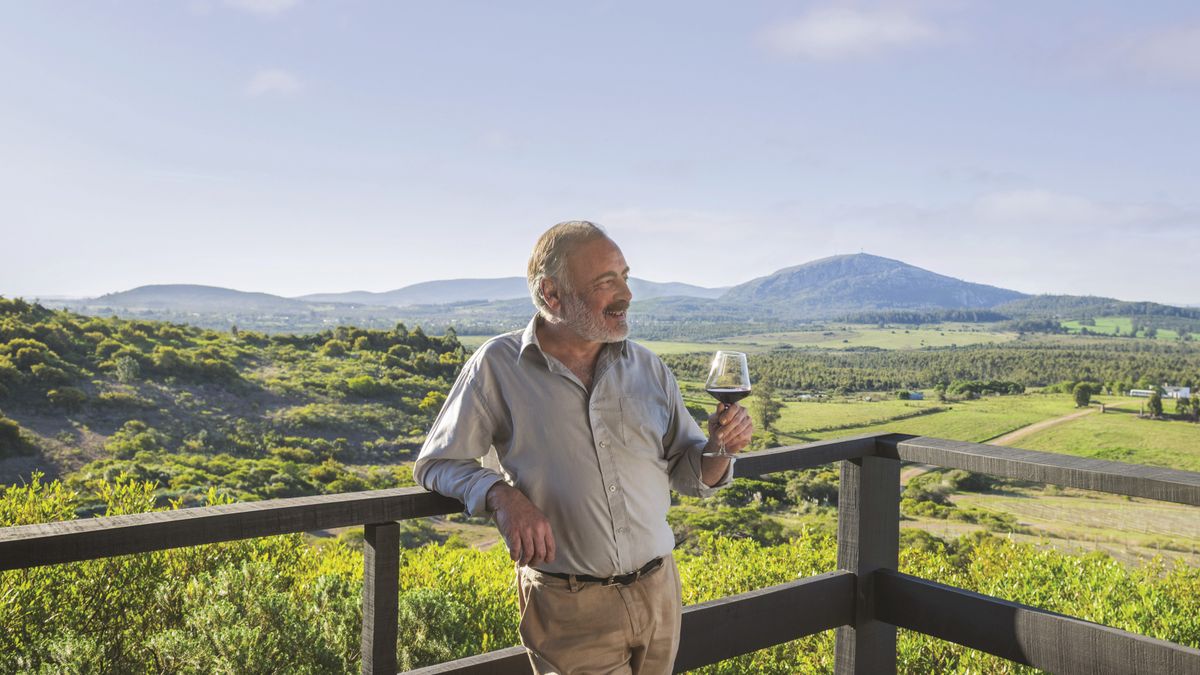Uruguay: en gastronomía sobresale el asado -que con excelentes carnes se complementa con los vinos tannat- cepa emblema del país. Uruguay: en gastronomía sobresale el asado -que con excelentes carnes se complementa con los vinos tannat- cepa emblema del país.