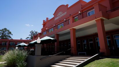 Fachada del Howard Johnson Chascomús, un resort con el sello de calidad de una cadena hotelera internacional célebre por su compromiso con la hospitalidad.
