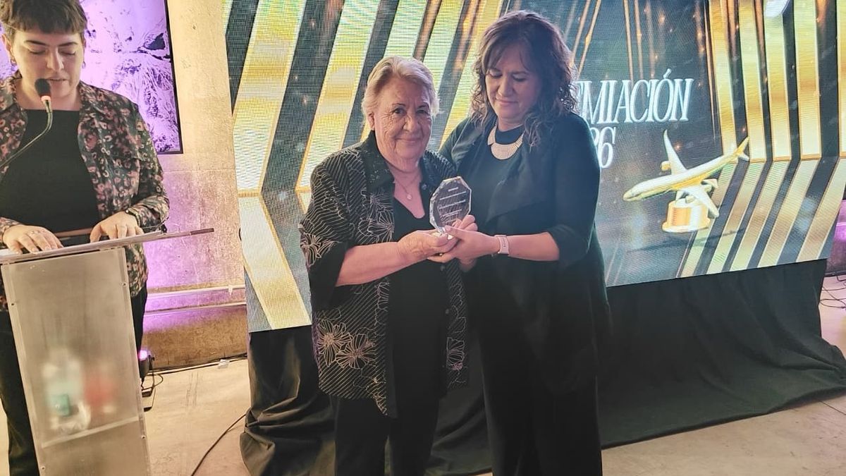 María Paz Gallego recibiendo un galardón a su trayectoria de manos de su madre. 