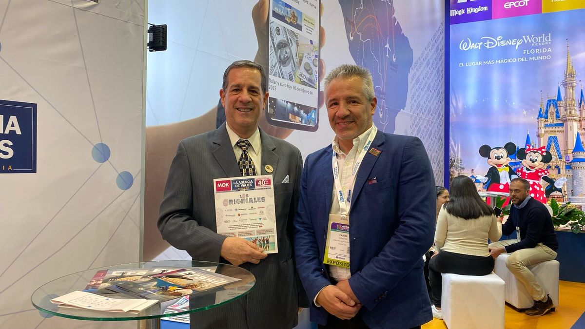 Ricardo Baraybar, subdirector de Promoción del Turismo Receptivo de PromPerú, en el stand de Ladevi junto a Fabián Manotas.