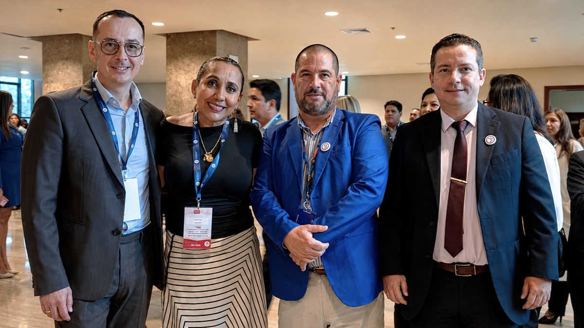 Mehmet Cankaya, CEO para Centro y Sudamérica de Mega Travel; Patricia Campos, presidenta de Apavit; y representantes del sector turístico durante el coffee break.