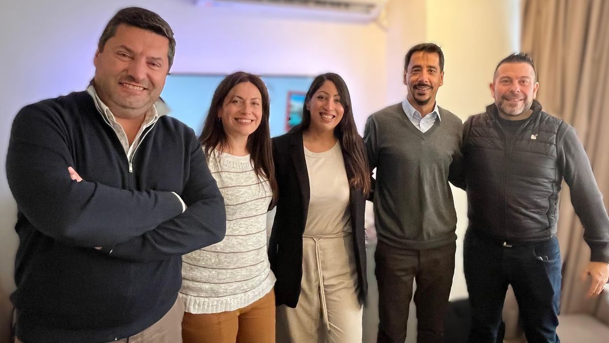 Daniel Montero, gerente general de TKT Travel; Silvana Carrizo, gerenta comercial de TKT Travel; Alejandra García Pinto, ejecutiva comercial de Emirates;&nbsp;Sebastián Martínez, encargado del Departamento de Exóticos de TKT.Travel; y Diego Ziggiotto, ejecutivo comercial de TKT.Travel.&nbsp;