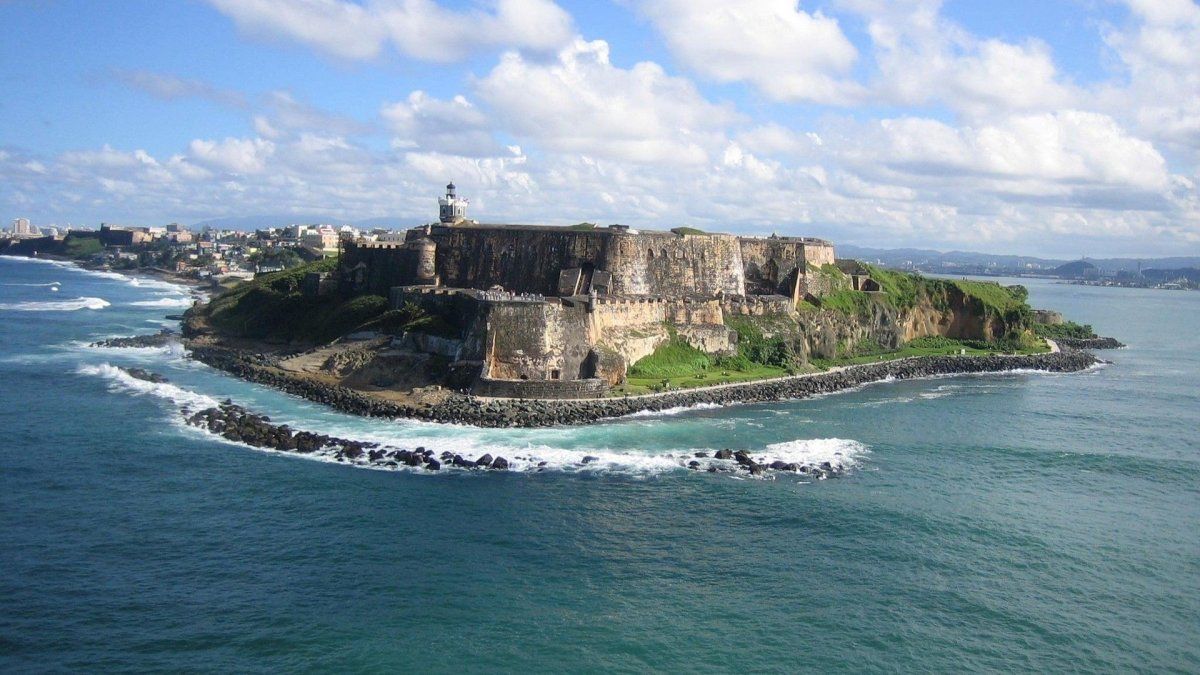 Vacaciones en Puerto Rico: el Viejo San Juan invita a recorrer sus calles coloridas y sus fortalezas.