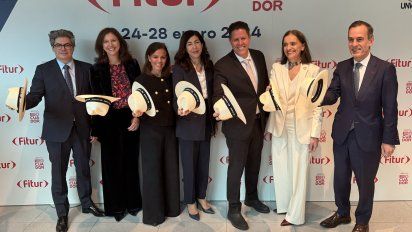 Organizadores de Fitur 2024 y representantes de Ecuador, país invitado de la feria en esta edición