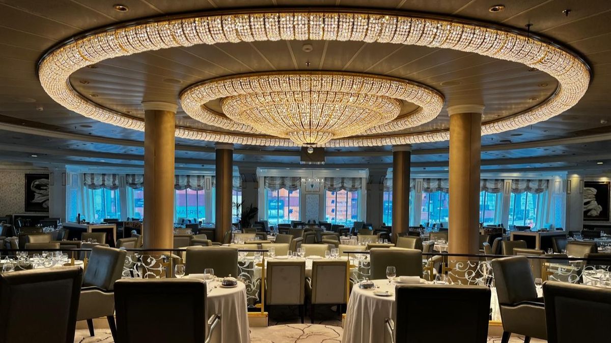 Elegancia y toques de lujo distinguen los espacios comunes del MS Marina de Oceania Cruises
