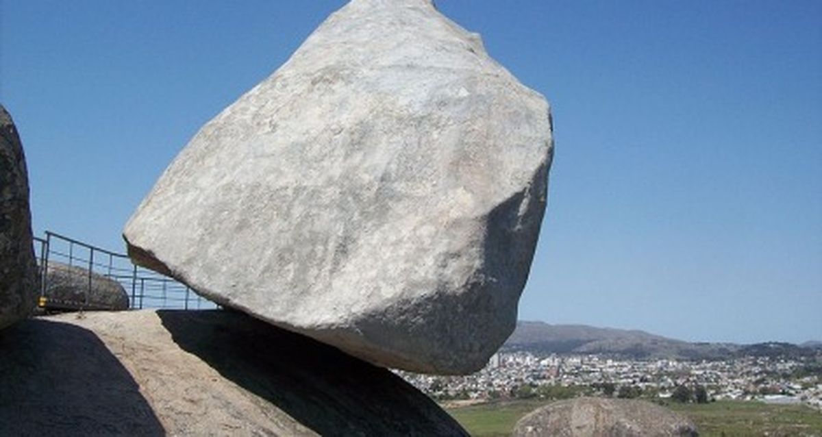 La piedra movediza que se encuentra actualmente es una réplica, que se ubica en la misma locación que la original. 