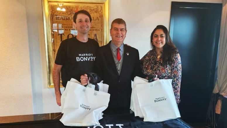 Tony Peró recibió la donación de Marriott International en el marco de la Semana de Apreciación del Asociado.