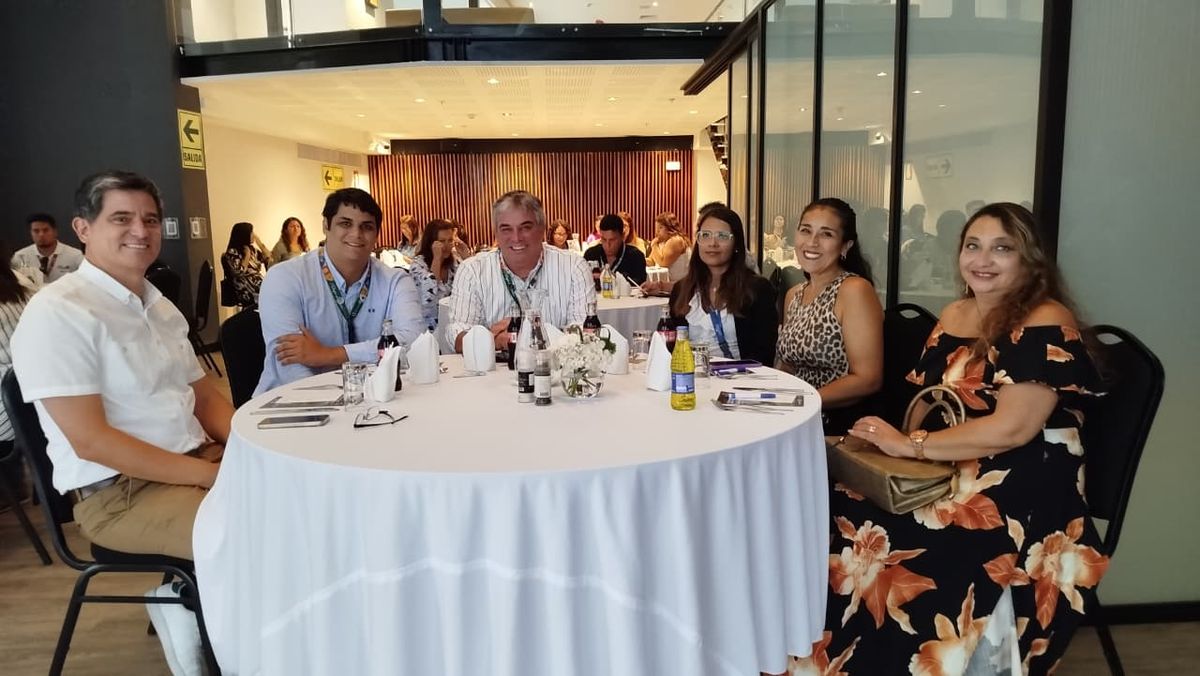 Carlos Revoredo de Cic Travel, Ignacio Garc&iacute;a y Luis Ignacio Garc&iacute;a de Discover Mayorista de Turismo, junto a agentes de viajes.