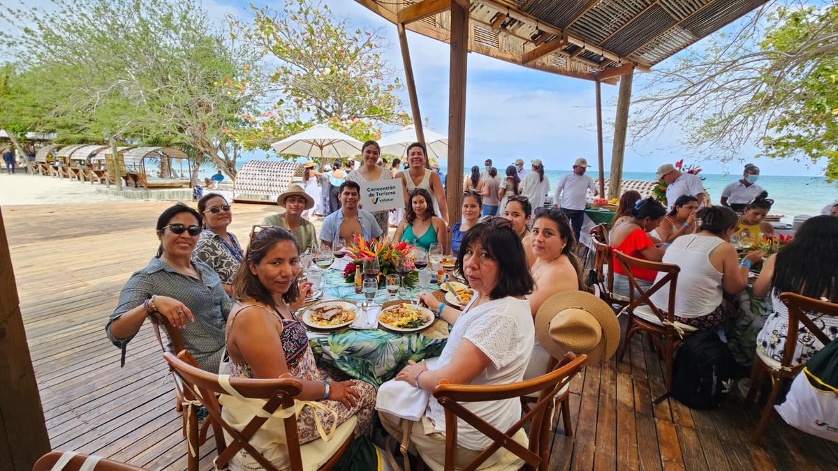 Profesionales del turismo pasaron la tarde en el Hotel Isla del Encanto.