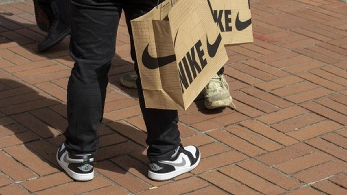 La marca también se ha enfocado en promover la igualdad y la inclusión dentro del deporte. Campañas como Equality, que promueven la equidad racial y de género en el deporte, son una muestra del compromiso de Nike con causas sociales.