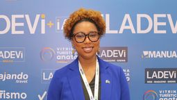 Ashley Phillips, oficial de desarrollo de Negocios de Barbados Tourism Marketing Inc., estuvo presente durante la Vitrina Turística de Anato en el stand de Ladevi.