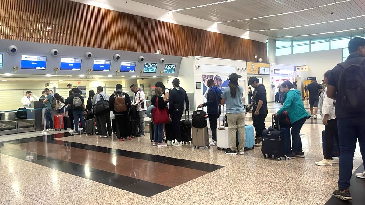 Pasajeros a punto de abordar nuevo vuelo directo hacia Jamaica operador por Aeroregional con apoyo de Maxitravel. - Ladevi Medios y Soluciones Pasajeros a punto de abordar nuevo vuelo directo hacia Jamaica operador por Aeroregional con apoyo de Maxitravel.