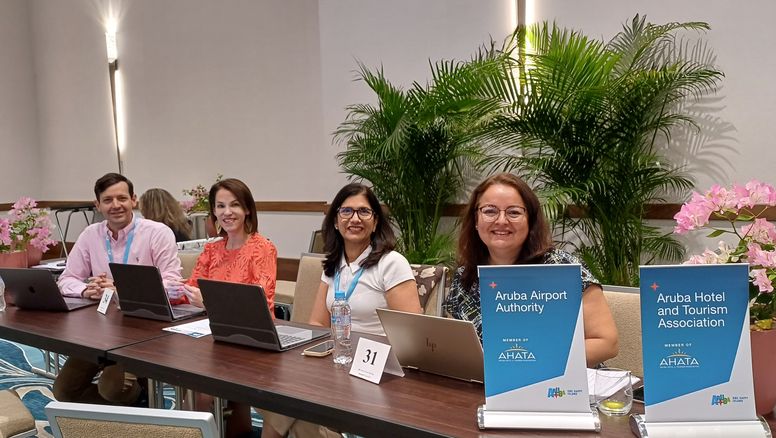 Jordan Schlipken Croes, director de ATA para Latinoamérica, Ronella Croes, CEO de ATA, Sanju Luidens, directora de marketing de ATA, y Vanessa Rasmussen, gerente de servicios y administración de miembros de Aruba Hotel & Tourism Association.