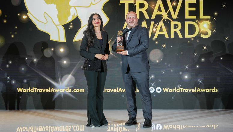 El director nacional de Sernatur, Cristóbal Benítez, recibiendo el séptimo premio para Chile en la categoría Mejor Destino Turismo de Aventura.&nbsp;