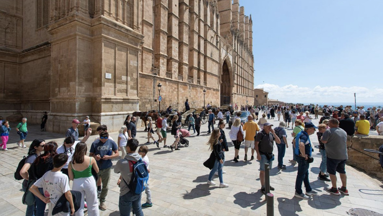 Grupos turísticos en la Catedral de Palma de Mallorca.