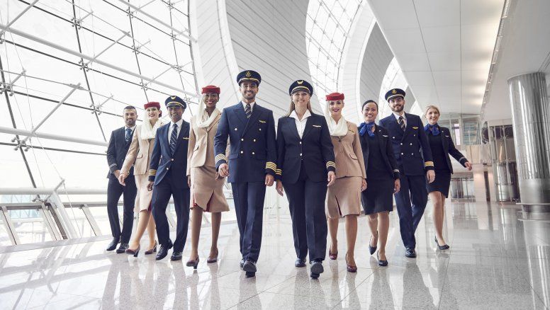 Dos tripulaciones mezcladas, una de United Airlines y otra Emirates Airlies.