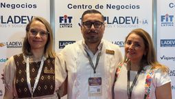 Grupo Xcaret: Samanta Piyuka Indulecki, directora de Ventas Cono Sur; junto a Gustavo Colin Vázquez, director de Ventas Latam; y Lizeth Álvarez Gorosave, directora ejecutiva comercial.