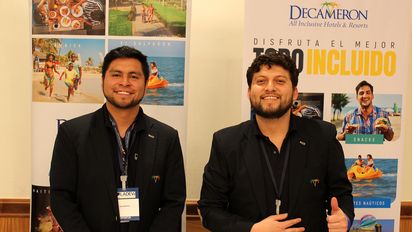 Bryan Morales y Édison Arellano, ejecutivos Tour and Travel de Decameron, en el Ladevi Workshop en Quito.