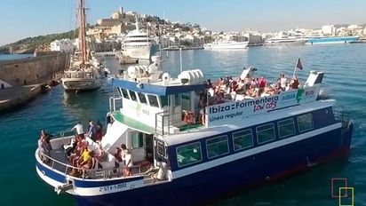 Un ferry transportando pasajeros en Ibiza: el último informe de tendencias de Ferryhopper indica que la isla es uno de los destinos con más demanda de este tipo de transporte.