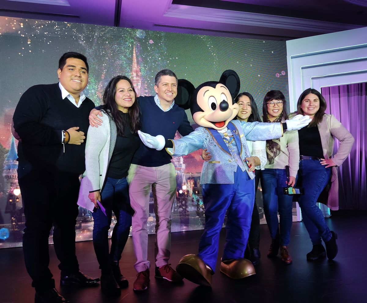 Agentes de viajes con Mickey Mouse. - Ladevi Medios y Soluciones Agentes de viajes con Mickey Mouse.