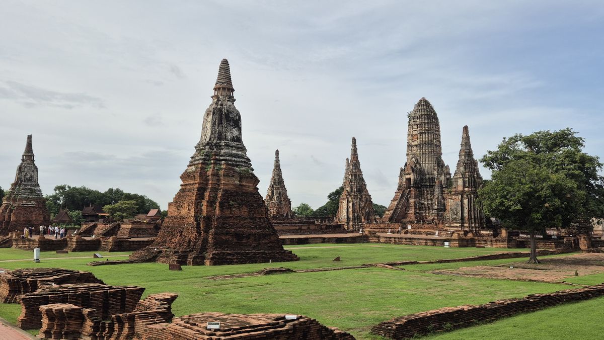 Tailandia es un destino vibrante y diverso que combina impresionantes paisajes naturales con una rica cultura milenaria y experiencias que cautivan a todo tipo de viajeros.