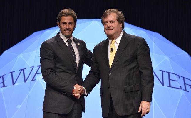 Fernando Montes (izq), travel manager de Telefónica de Argentina, recibió la distinción de Presidente del Año