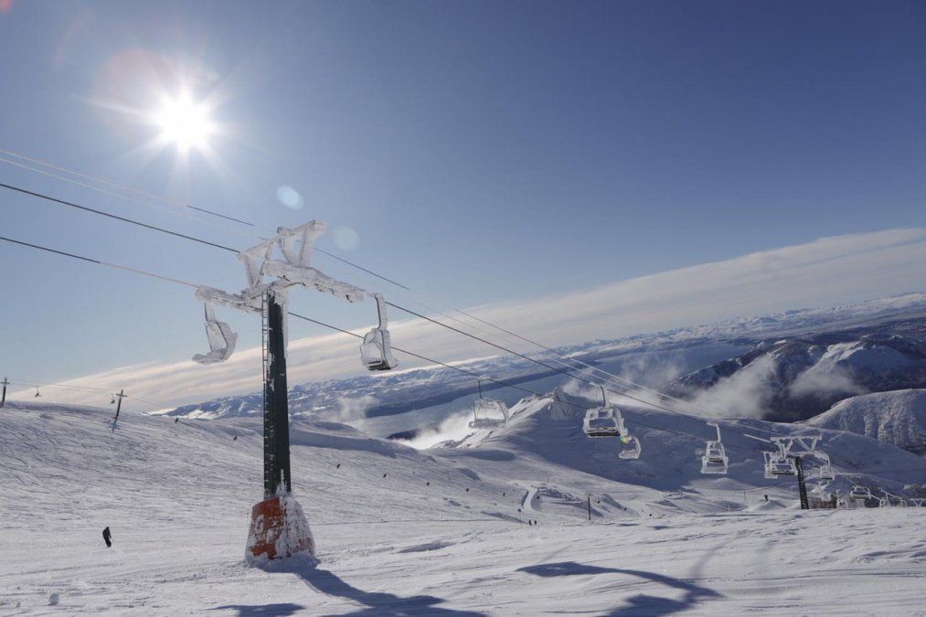 El Cerro Catedral, en Bariloche, es el primer centro de esqu&iacute; de Argentina en habilitar medios de elevaci&oacute;n.