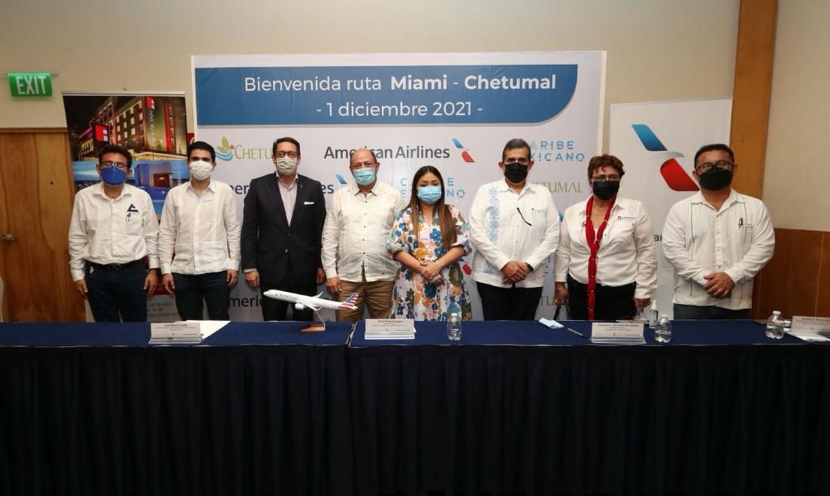 Autoridades de Caribe mexicano y American Airlines durante la inauguración del vuelo Chetumal-Miami.