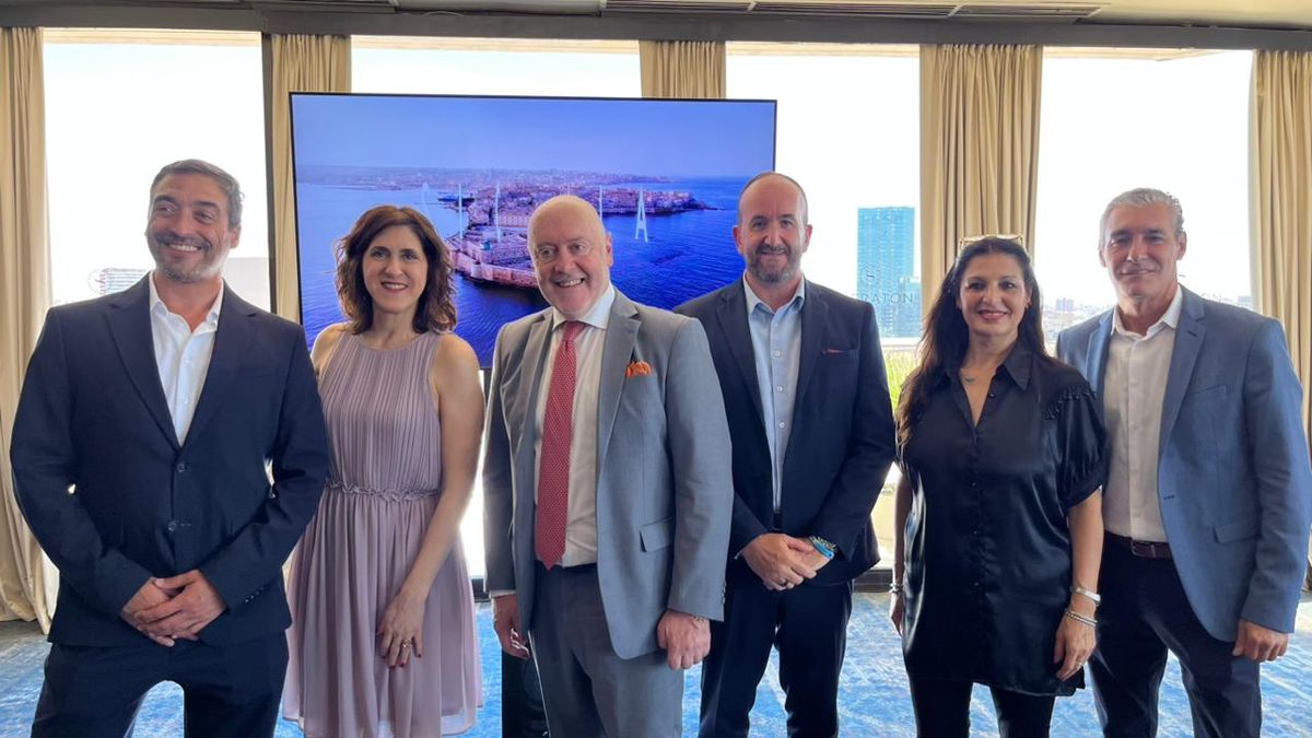 ITA Airways: Alejandra Almirón, Sales and Commercial Manager Argentina; Massimo Allegri, Regional General Manager Americas; y Andrea Taddei, Country Manager de Brasil, Argentina y Latinoamérica; junto al equipo comercial local.&nbsp;