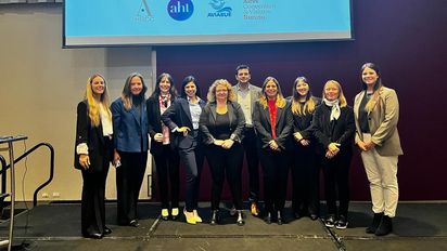 Izquierda a derecha: Dolores Voget, directora de planificación Visit Buenos Aires; Tatiana Henríquez - especialista en ventas JetSmart; Alejandra Rodríguez Diaz, presidente de la cámara de hoteles de la AHRCC; Beatriz González, Hotel Estuario del Plata;&nbsp;Jimena Alonso, gerente de nuevos negocios cadena 525 hoteles;&nbsp;Pablo García, gerente comercial JetSmart; Karina Perticone, directora ejecutiva Visit Buenos Aires;&nbsp;Luciana Bartolome, gerente de AHT; Josefina Luque, coordinadora de promoción y mercados Visit Buenos Aires.