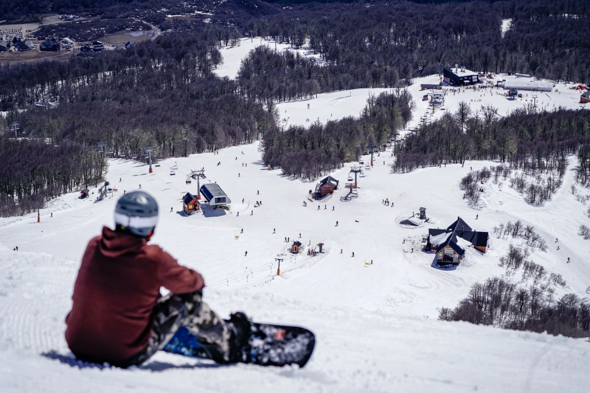 Conflicto en Chapelco: la hotelería alerta por el impacto en la temporada de invierno, el empleo y la actividad turística en San Martín de los Andes.