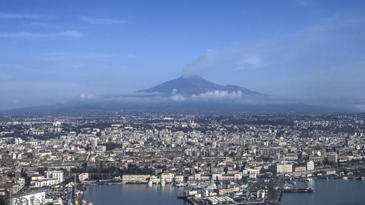El volcán Etna custodiando Catania.