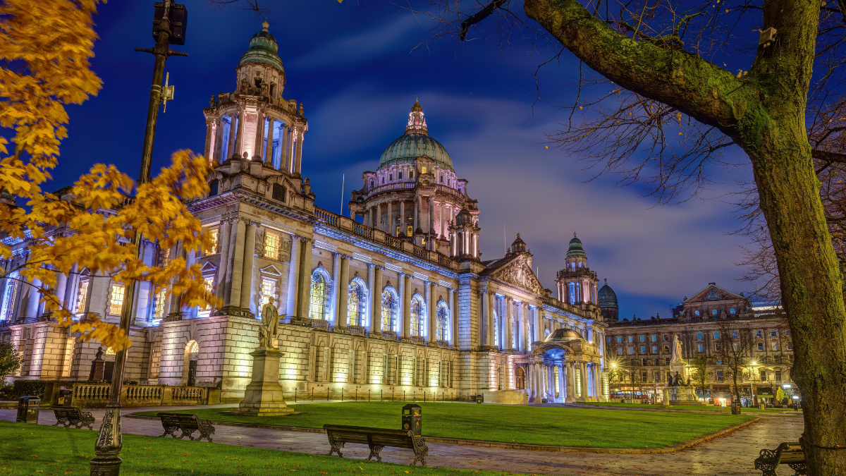 Belfast es la capital de Irlanda del norte y pertenece al Reino Unido.