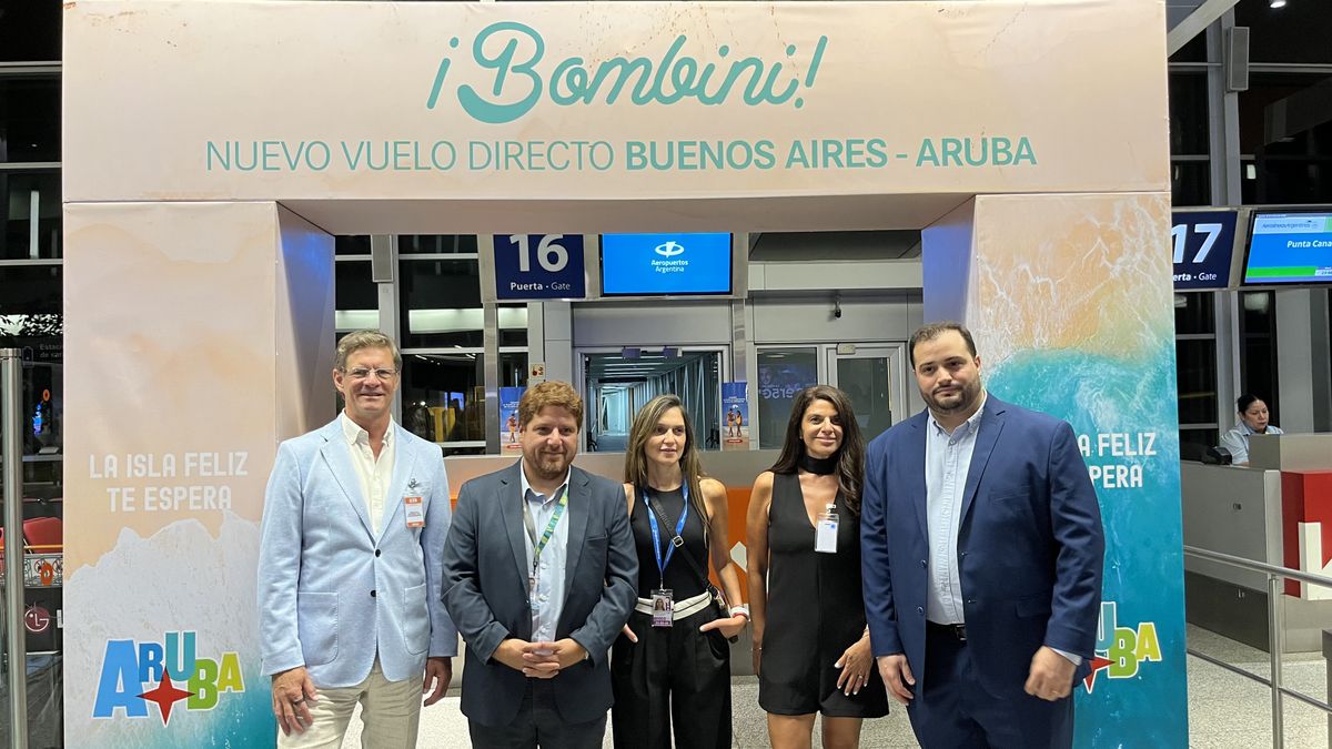 Pablo Rodríguez, Chief Happiness Officer de Solvera, junto a autoridades de Aerolíneas Argentinas, celebrando el nuevo vuelo directo a Aruba.&nbsp;