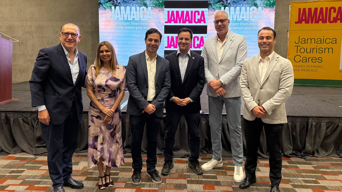 Oficina de turismo de Jamaica junto a Francisca Herrera, de Fedetur; Claudio Villarino, CNN Chile; y el diputado electo Felipe Ross.